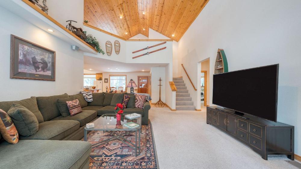 Pinewood Lodge by AvantStay Cozy Cabin Near Ski Resorts Hiking